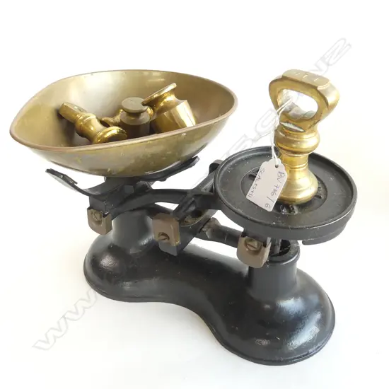 VINTAGE SCALES 'BOOTS NOTTINGHAM + 11 WEIGHTS