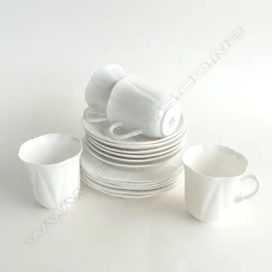 6 SHELLEY WHITE PLATES 6 SAUCERS & 4 MATCHING CUPS 