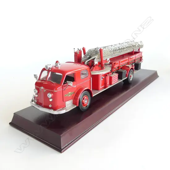 FRANKLIN MINT 1954 AMERICAN LAFRANCE FIRE ENGINE ON STAND L.420mm