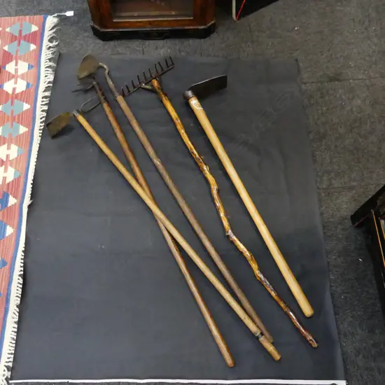 5 OLD WOODEN HANDLE GARDEN TOOLS INCL RAKE, HOES ETC..