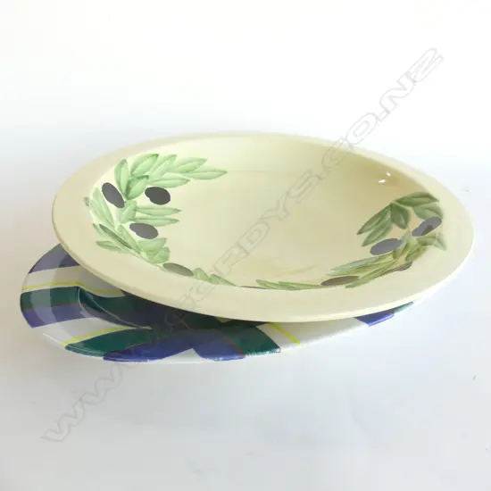 LG TEMUKA TARTAN PLATTER (L. 440mm) & LG ITALIAN BOWL DECORATED W GRAPES & VINES (DIA. 370mm)