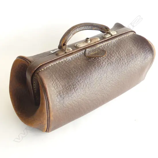 LEATHER GLADSTONE DOCTORS BAG, STAMPED 'REAL COWHIDE' L. 400MM
