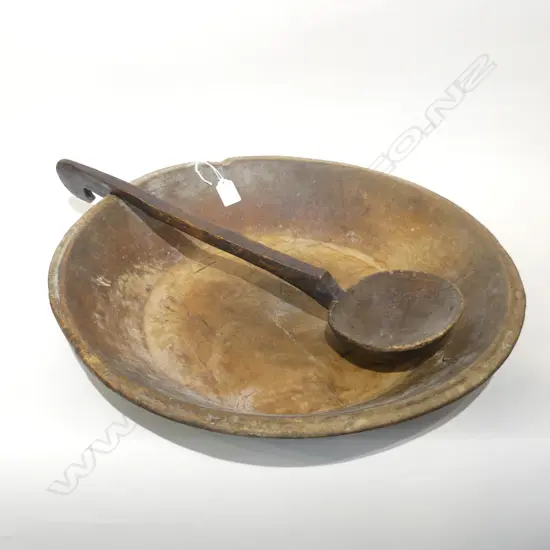 LG RUSTIC CARVED WOODEN BOWL (DIA 520MM) WITH LG LADLE (L 560MM)