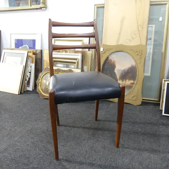 RETRO / MID CENTURY CHAIR w. BLACK VINYL SEAT