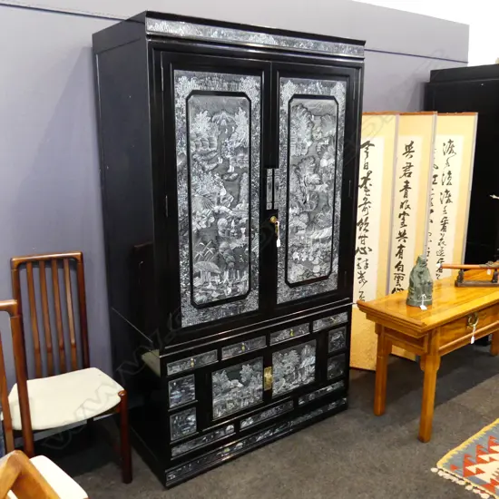 LGE ORIENTAL BLACK LACQUER WARDROBE w. MoP DECORATION 1150x630x2020mm