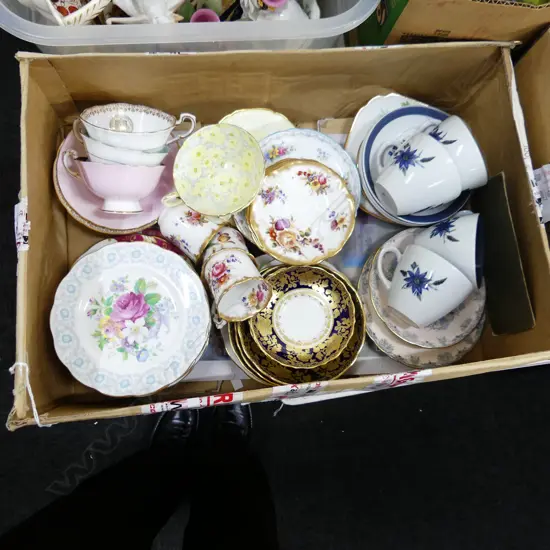 BOX LOT 4 AYNSLEY C/S HAMMERSLY COFFEE CANS  & MISC PLATES & SAUCERS