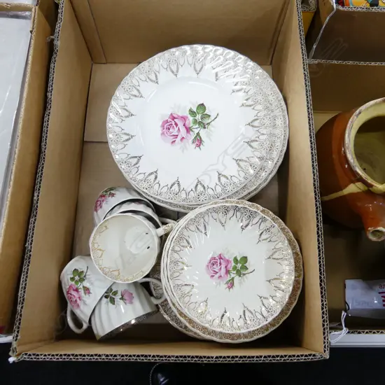 BOX LOT SWINNERTONS 'ROYAL WESSEX' PART DINNER SERVICE