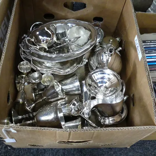 GOOD BOX LOT ASST EPNS CUTLERY, KNIVES, FORKS, SPOONS, SERVERS ETC..