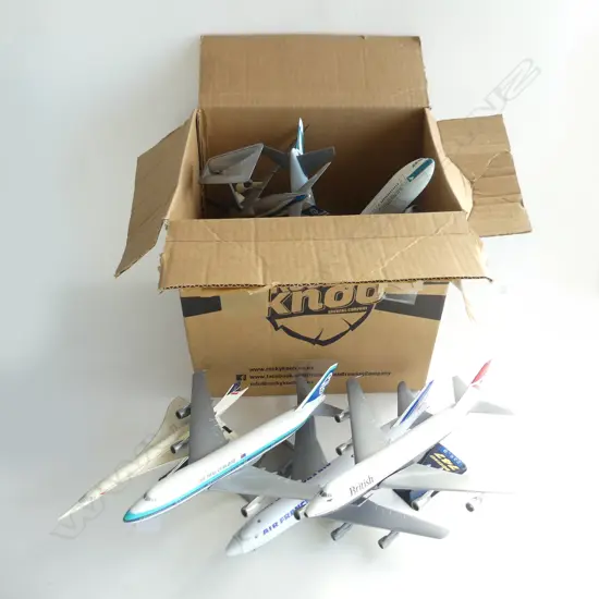 8 ASST. PLANE MODELS L.320mm + ASST. PAINTED METAL AIRLINE STAFF FIGURES EACH.65mm