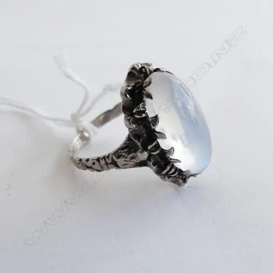 STG SILVER & LG OVAL MOONSTONE DRESS RING 4.87GMS