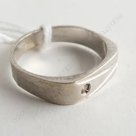 9CT WHITE GOLD & DIAMOND RING SIZE N