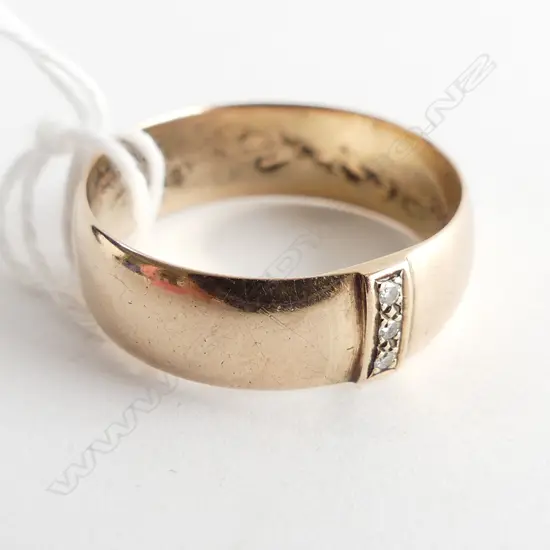 9CT ROSE GOLD BAND w. 3 DIAMONDS 5.1 GRAMS SIZE V 1/2