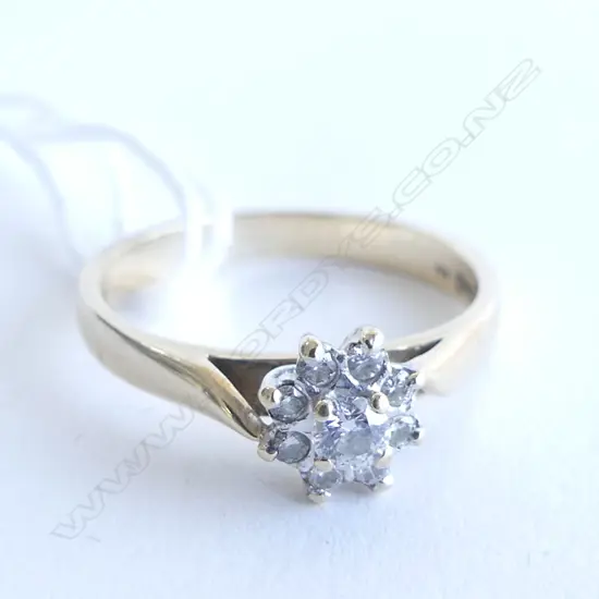 9CT GOLD AND DIAMOND CLUSTER RING 2.18gm SIZE L 1/2