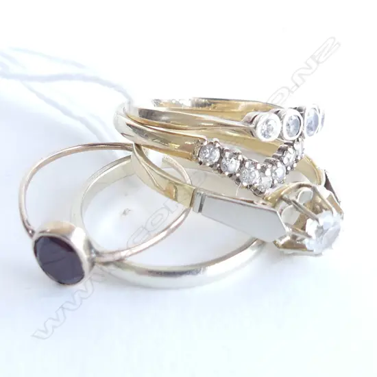 FIVE 9CT GOLD RINGS (3 with cubic zirconia) 6.30gm
