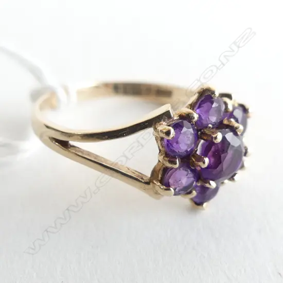 9CT GOLD AND AMETHYST CLUSTER RING SIZE N