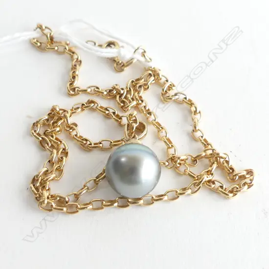 9CT GOLD CHAIN ON 9CT GOLD BLACK PEARL PENDENT 8gm (including pearl)