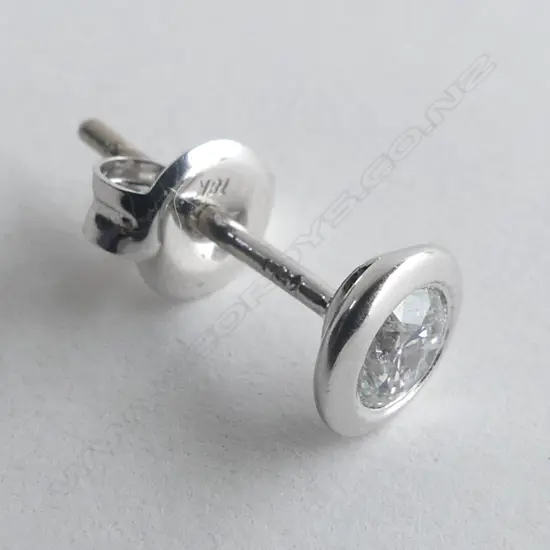 18CT WHITE GOLD 0.12CT SINGLE DIAMOND BEZEL SET STUD EARRING