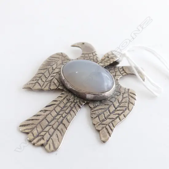 LG STG SILVER BIRD & OVAL MOONSTONE (?)  PENDANT L. 55MM  21.55GMS