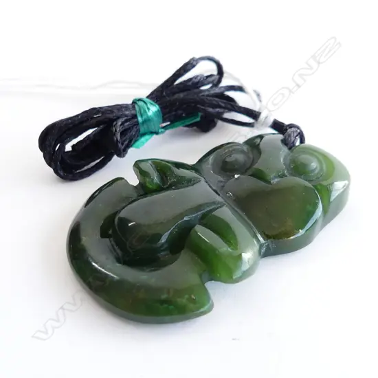 NZ POUNAMU (GREENSTONE) TIKI PENDANT (L.45MM) ON BLACK WAXED ADJUSTABLE CORD