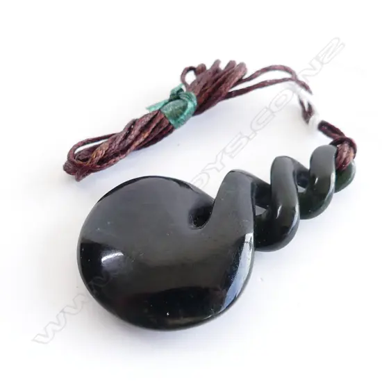 NZ POUNAMU (GREENSTONE)  TWIST CARVED PENDANT (L50MM) ON BROWN WAXED ADJUSTABLE CORD