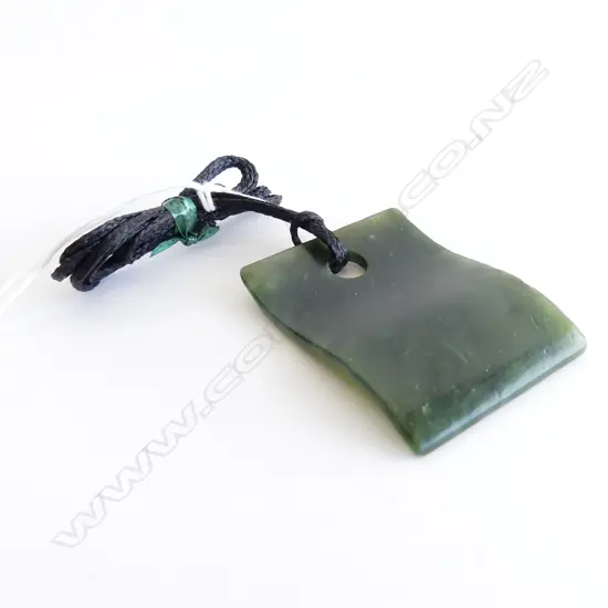 NZ POUNAMU (GREENSTONE) CURVED FLAT PENDANT (48X 35MM)) ON BLACK WAXED ADJUSTABLE CORD