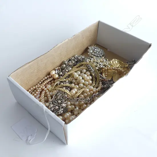 ASSTD COSTUME BROOCHS & PEARL NECKLACES