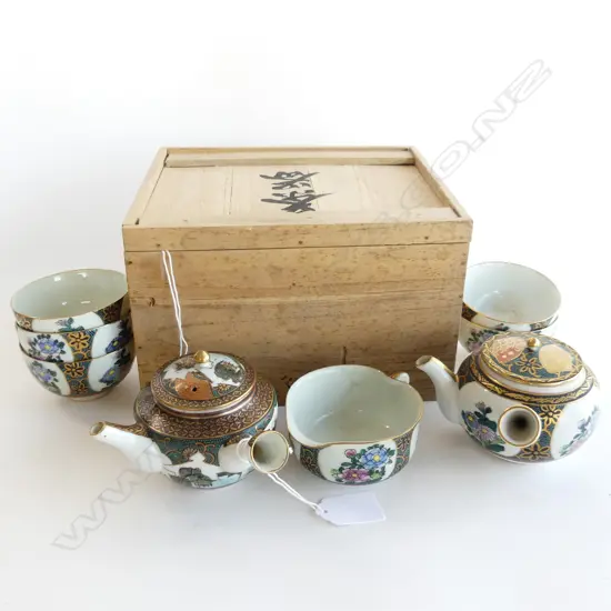 JAPANESE TEASET IN WOODEN BOX, TEAPOT, JUG & 5 TEA CUPS