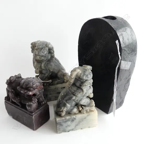 3 CHINESE SOAPSTONE TEMPLE FU DOGS H.150mm + HEAVY BLACK VASE H.200mm