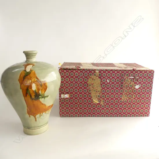 LG ORIENTAL VASE, DECORATED WITH TRADITIONAL LADY & CALLIGRAPHY MARKS, H.365M - IN ORIGINAL BOX (TAPE MARKS)
