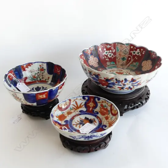 3 ASST IMARI BOWLS (DIA 215, 155 & 145MM) +  WOODEN STANDS