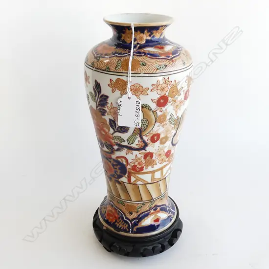 20THC ORIENTAL IMARI BALUSTER VASE WITH WOODEN STAND (STAND A/F) H. 295MM