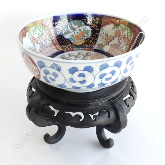 20TH C IMARI BOWL  (DIA 240MM) WITH WOODEN STAND
