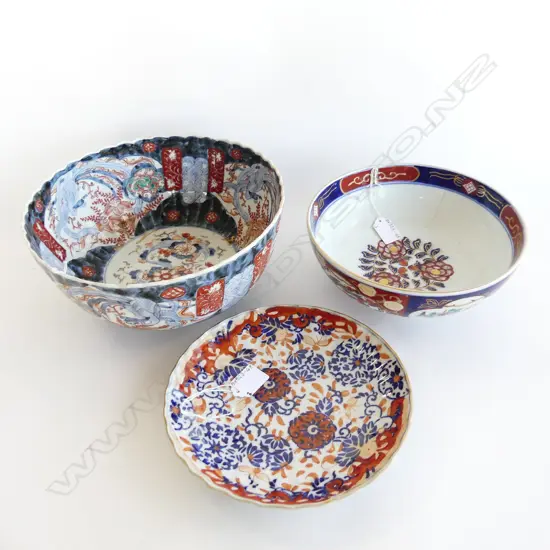 HANDPAINTED IMARI ITEMS. 2 BOWLS (FAULTED) 1 SCALLOPED D.260MM OTHER PLAIN & MODERN D.220MM. PLATE D.210MM
