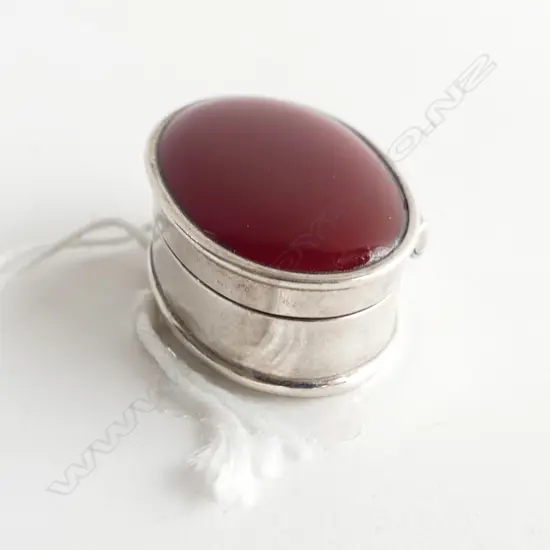 STG SILVER & CORNELIAN OVAL HINGED PILL BOX STAMPED 925, L 30MM