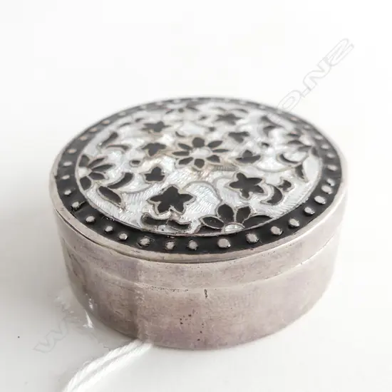 STG SILVER & BLACK ENAMEL LIDDED BOX, SILVER HALLMARKS TO RIM D 45MM