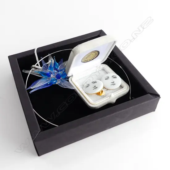 SIMONE CENEDESE MURANO GLASS PENDANT NECKLACE, BOXED + PR FORNASETTI FACE CUFFLINKS