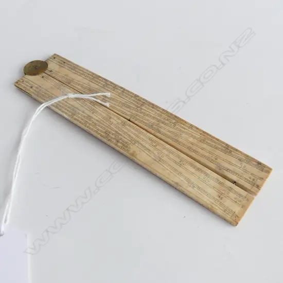 VICTORIAN IVORY FOLDING SCALE SECTOR RULE WITH BRASS HINGE, L 33MM