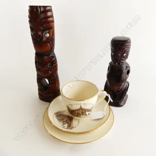 SOUVENIR TRIO; GREETINGS FROM ROTORUA NZ / MAORI MEETING HOUSE WHAKAREWAREWA + 2 MAORI WOODEN CARVINGS H.250mm 