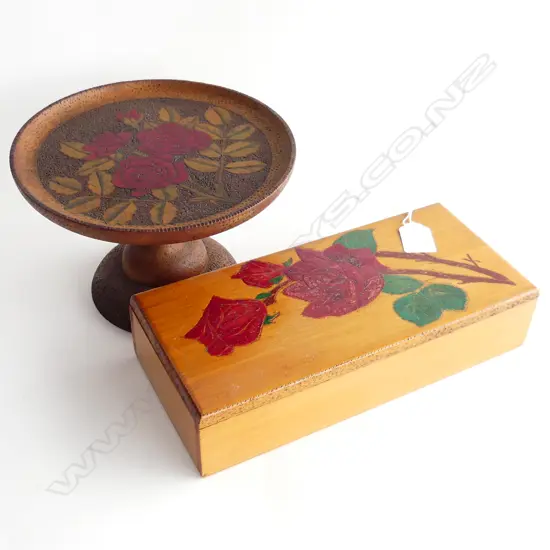 NZ FOLK ART KAURI COMPORT 'KOWHAI 1945' & LIDDED BOX, BOTH WITH ROSES L. 265MM