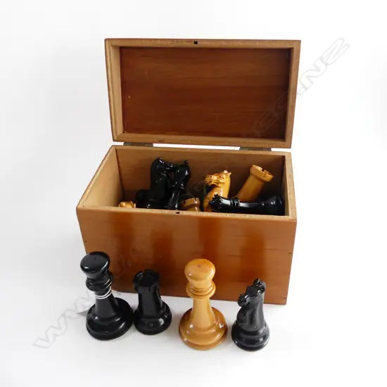 VINTAGE WEIGHTED BOXWOOD & RESIN STANTON CHESS SET (minor losses) H.90mm, BOXED