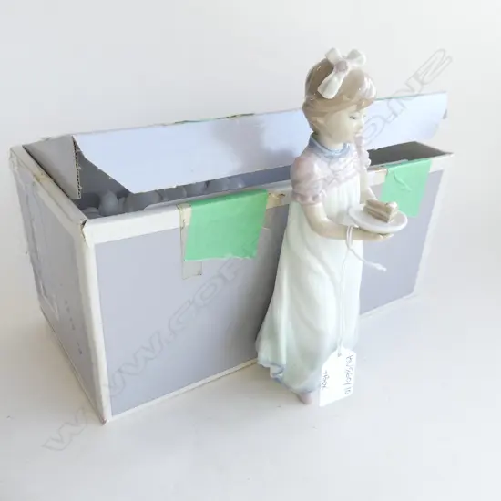 LLADRO 'HAPPY BIRTHDAY' FIGURINE, AS NEW w. BOX H.215mm