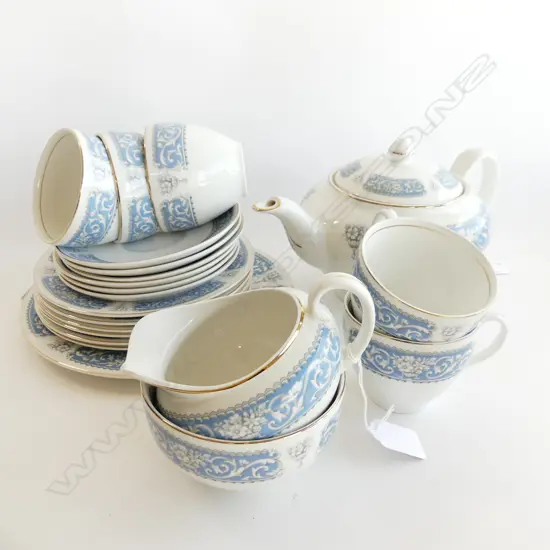 JOHNSON BROS IRONSTONE BLUE & WHITE PART TEA SET; TEAPOT, 5 CUPS & SAUCERS, JUG & BOWL, PLATES