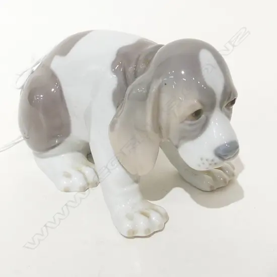 LLADRO HOUND PUPPY, L. 160MM