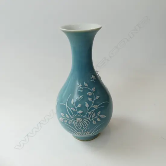 CHINESE BLUE VASE w. FLORAL DECORATION & 6 CHARACTER MARK TO BASE H.175mm