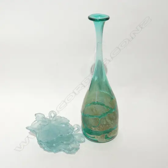 TALL GREEN ART GLASS VASE (H. 340MM) + 3 GREEN GLASS LEAF SHAPE DISHES (W. 140MM)