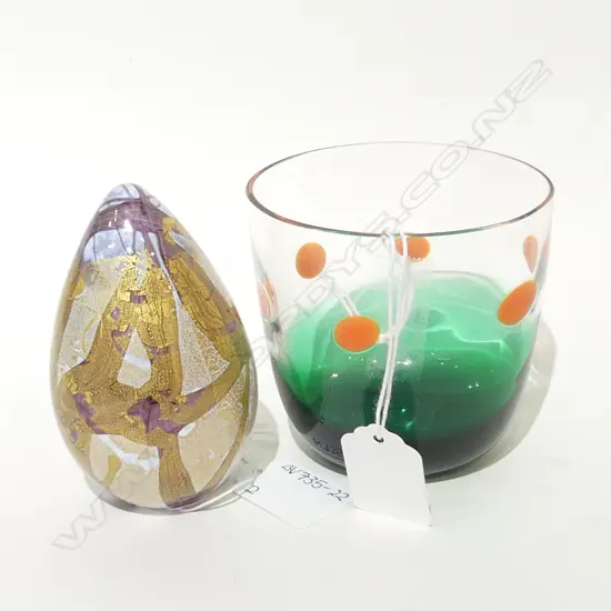 SM SIGNED GLASS CUP OR VASE (H.95MM) + ISLE OF WIGHT GLASS EGG (H. 100MM)