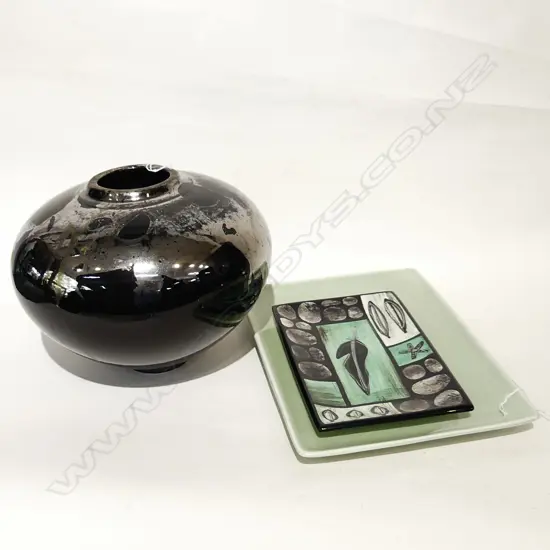 LG BLACK & SILVER VASE (H. 235, PIP GRAY NZ PLATED (L 240MMM) & STEINER PLATE (L330MM)