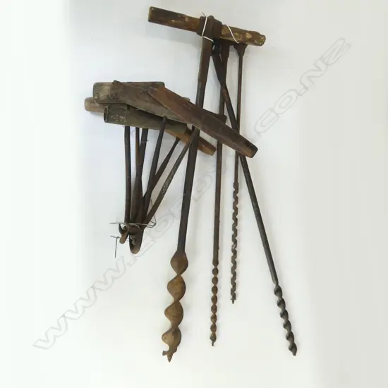 4 VINTAGE HAND DRILLS + 6 WOOL HOOKS
