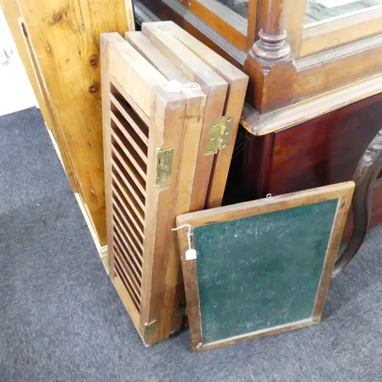 PR LOUVRE BI-FOLD DOORS H. 880MM + OLD WOOD FRAMED BLACKBOARD 570 C 420MM