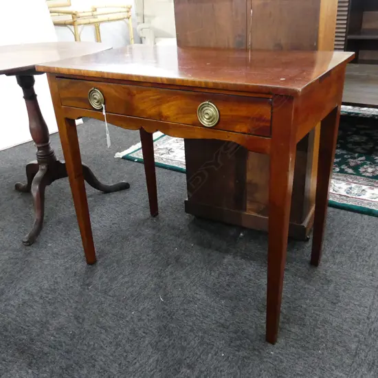 EDWARDIAN PERIOD MAHOGANY OCCASIONAL TABLE. SINGLE DRAWER WITH SHAPED RAIL UNDERNEATH. ON SQUARE TAPERED LEGS. H. 715mm